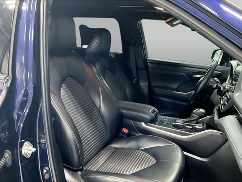 Used 2022 Toyota Highlander XSE FWD image 17
