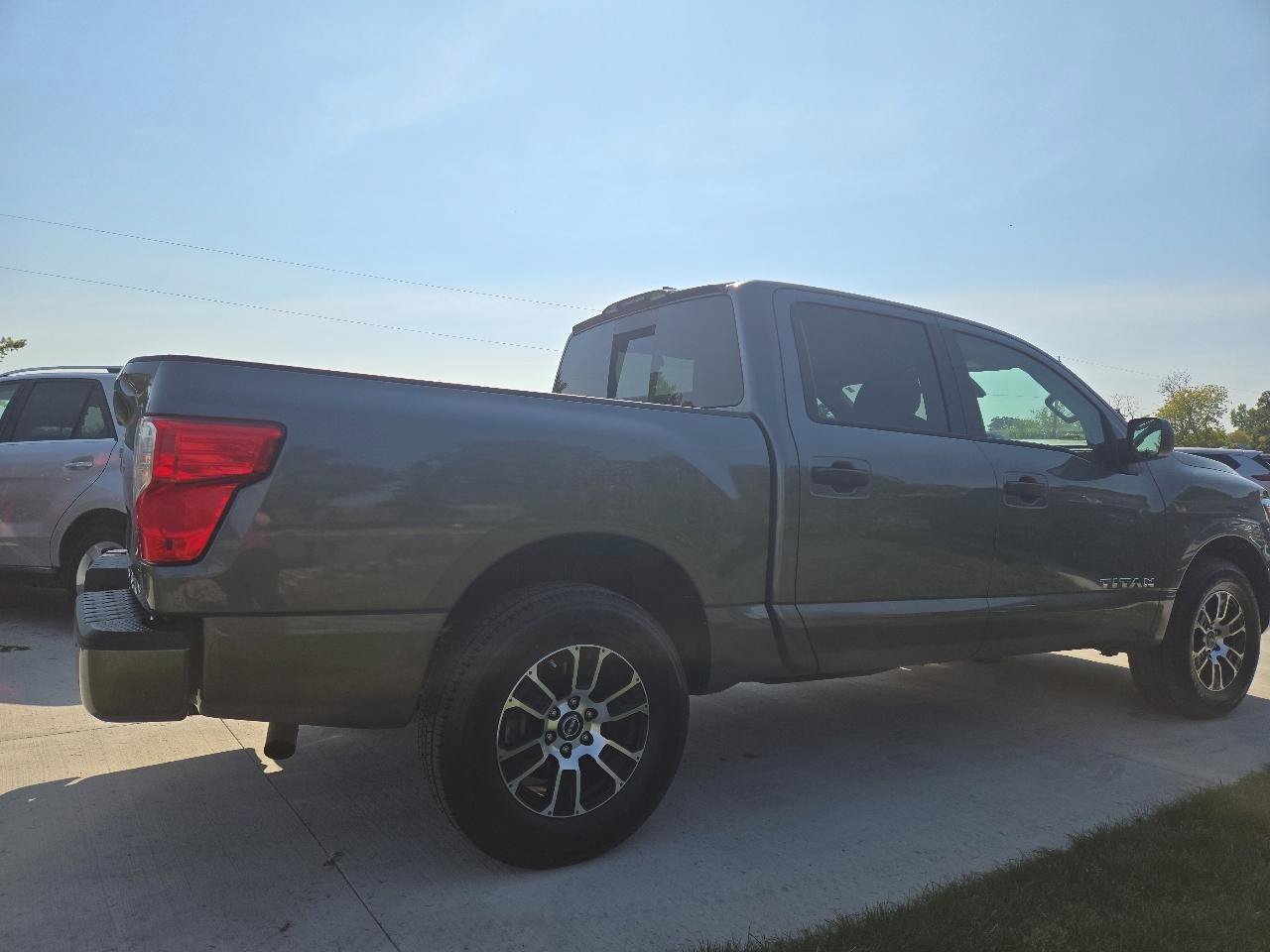 Used 2024 Nissan Titan SV AWD/4WD image 4