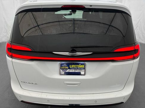 Used 2024 Chrysler Pacifica Touring-L FWD image 6