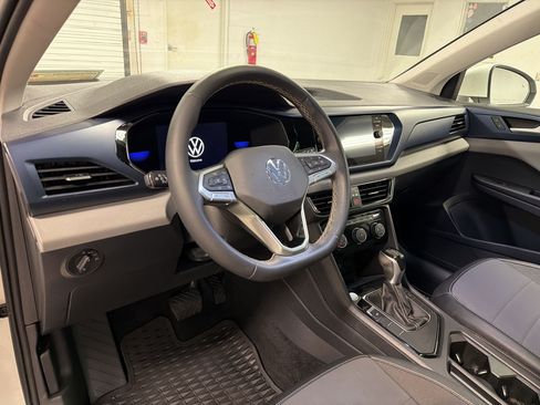 Used 2023 Volkswagen Taos SE w/ Panoramic Sunroof Package FWD image 4