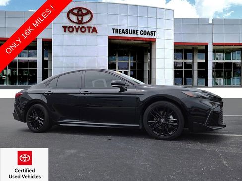 Used 2025 Toyota Camry SE FWD image 1