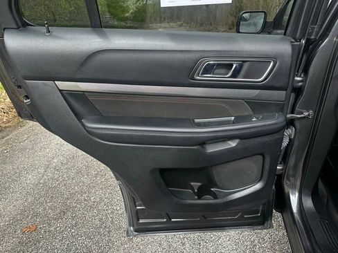 Used 2018 Ford Explorer XLT w/ Equipment Group 202A FWD image 13
