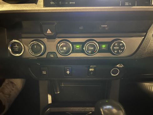 Used 2016 Toyota Tacoma TRD Off-Road image 19