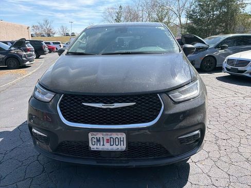 Used 2025 Chrysler Pacifica Select image 4