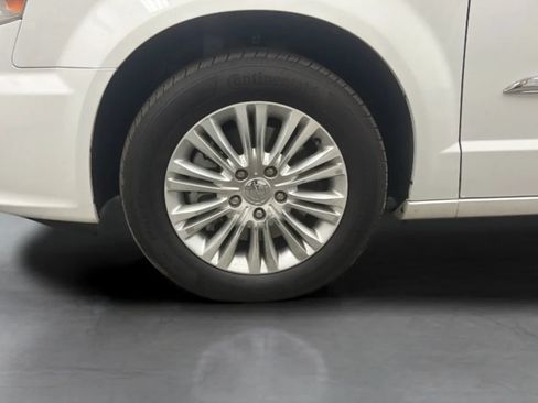 Used 2016 Chrysler Town & Country Limited FWD image 29