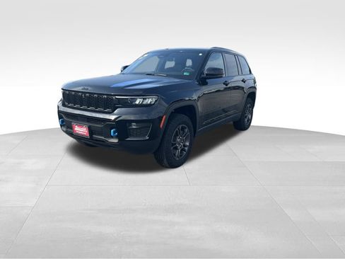 Used 2024 Jeep Grand Cherokee Trailhawk w/ Luxury Tech Group III AWD/4WD image 2