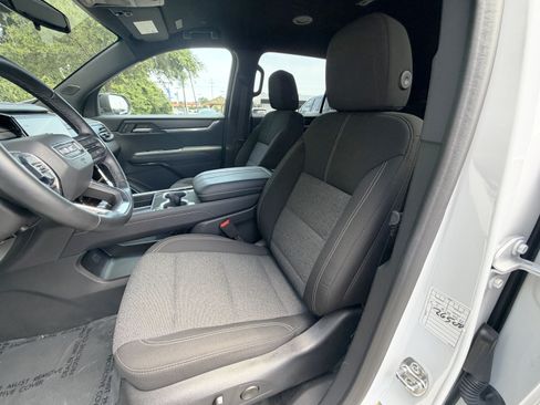 Used 2025 GMC Acadia Elevation AWD/4WD image 15
