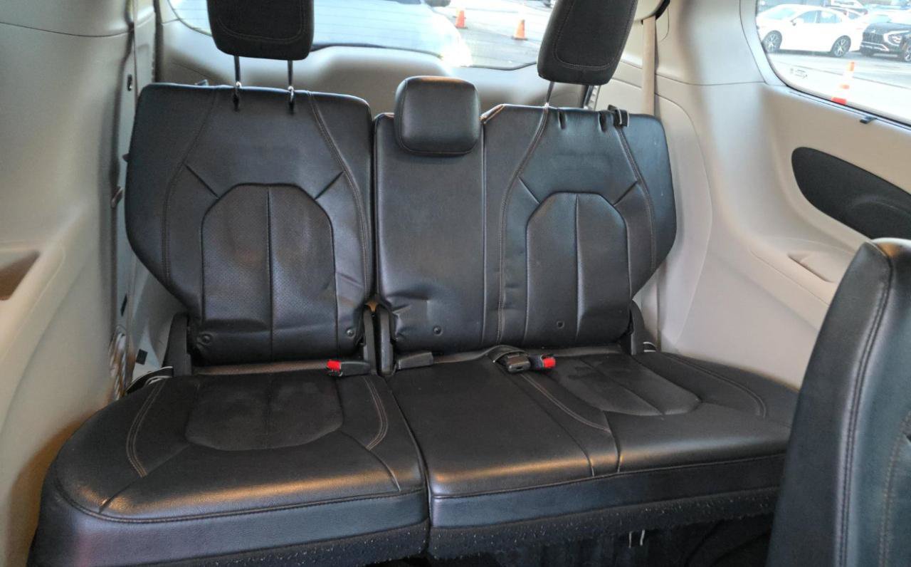 Used 2019 Chrysler Pacifica Touring-L FWD image 16