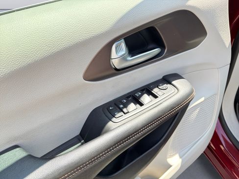 Used 2018 Chrysler Pacifica Touring Plus FWD image 10