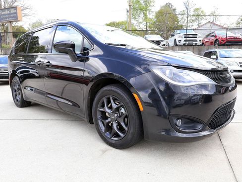 Used 2019 Chrysler Pacifica Touring-L Plus w/ Advanced Safetytec Group FWD image 9