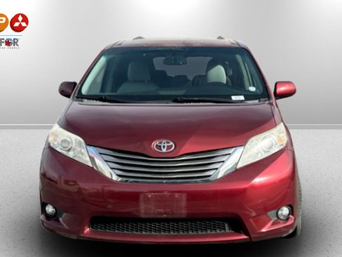 Used 2016 Toyota Sienna XLE image 2