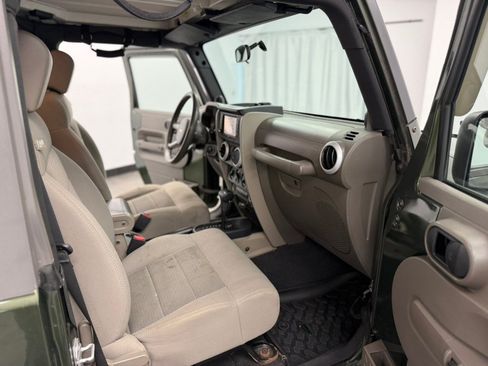 Used 2009 Jeep Wrangler Sahara AWD/4WD image 32