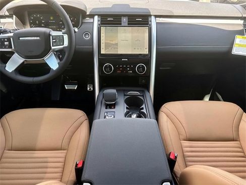 New 2025 Land Rover Discovery Dynamic SE image 13