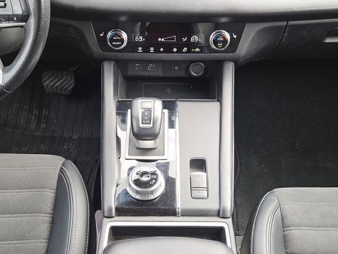 Used 2024 Mitsubishi Outlander SE image 19