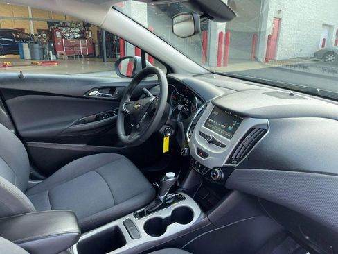 Used 2018 Chevrolet Cruze LS image 5