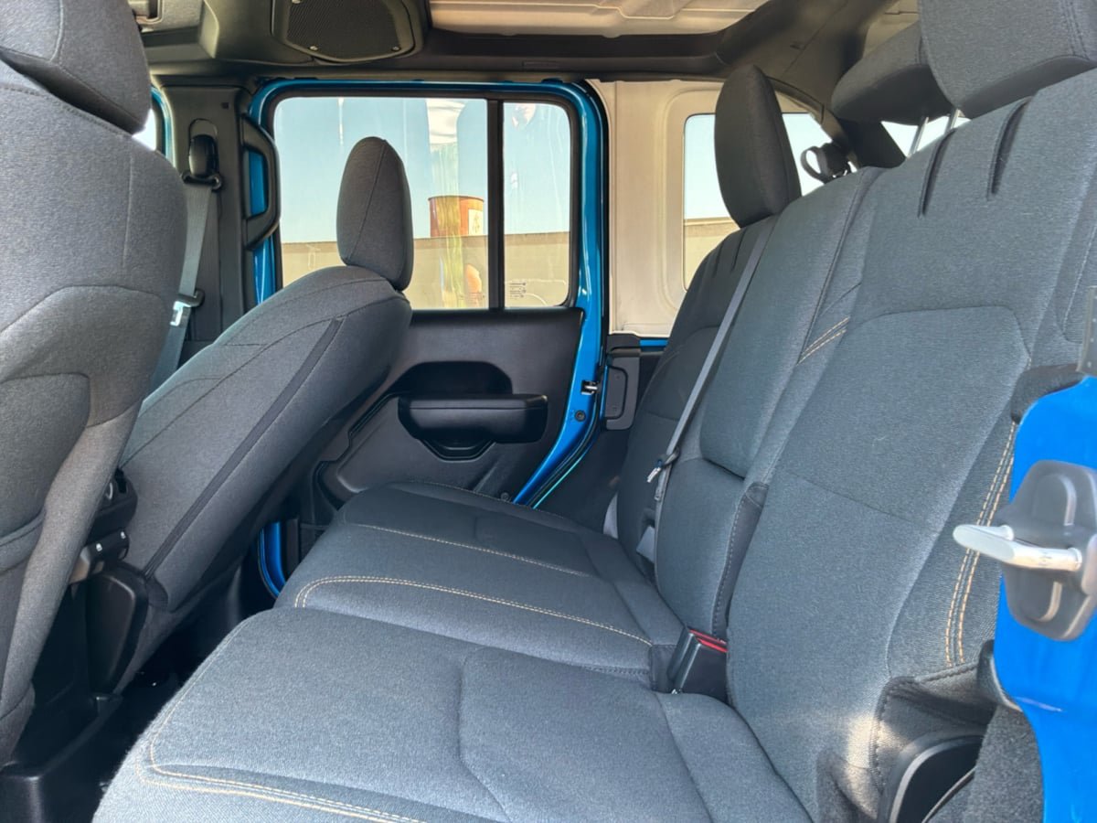 Used 2024 Jeep Wrangler Unlimited w/ Convenience Group AWD/4WD image 19