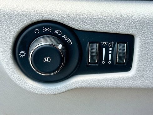 Used 2023 Chrysler Pacifica Touring-L FWD image 10