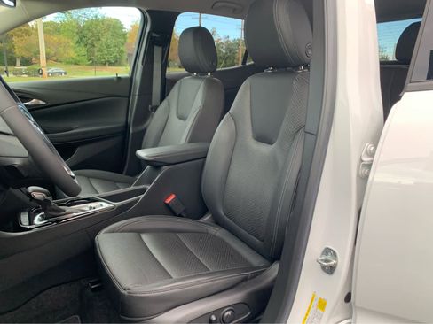 Used 2022 Buick Encore GX Essence image 12