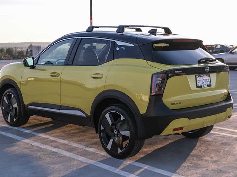 Used 2025 Nissan Kicks SR FWD image 6