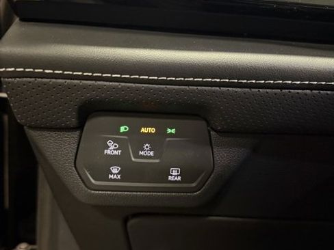 Used 2025 Volkswagen Atlas SE image 21