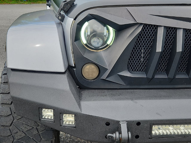 Used 2014 Jeep Wrangler Unlimited Sahara w/ Connectivity Group AWD/4WD image 9