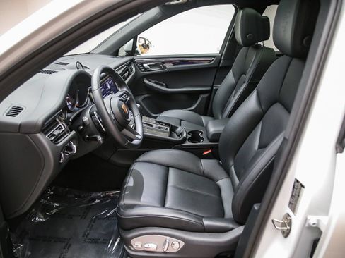Certified 2025 Porsche Macan Turbo AWD/4WD image 22