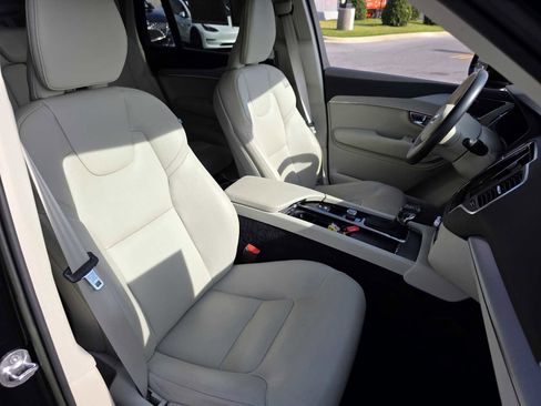 Used 2022 Volvo XC90 T5 Momentum image 26