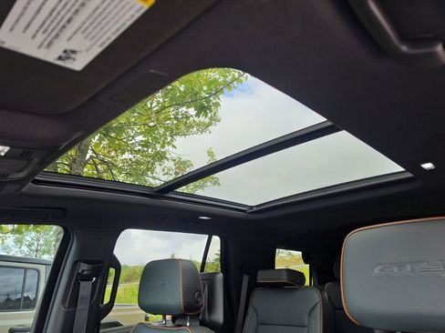 Used 2025 GMC Yukon AT4 w/ AT4 Premium Plus Package AWD/4WD image 5