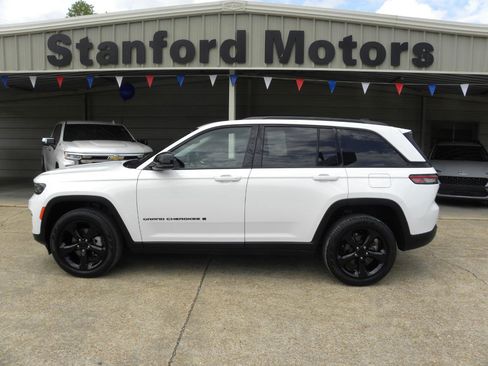 Used 2023 Jeep Grand Cherokee Limited w/ Black Appearance Package AWD/4WD image 1