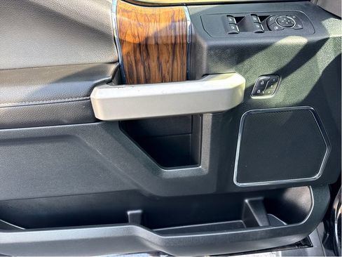 Used 2019 Ford F150 Lariat image 11