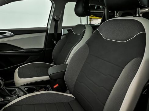 Certified 2025 Volkswagen Taos SE w/ Panoramic Sunroof Package image 11