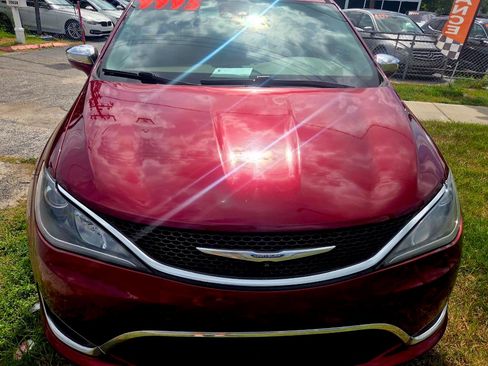 Used 2017 Chrysler Pacifica Limited FWD image 3