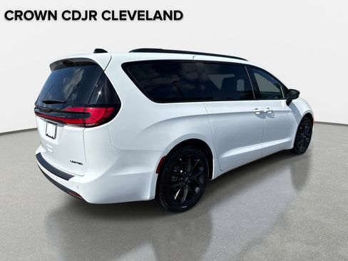 Used 2025 Chrysler Pacifica Limited FWD image 5