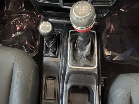 Used 2018 Jeep Wrangler Unlimited Sport AWD/4WD image 18