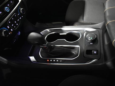 Used 2021 Chevrolet Traverse LT image 20