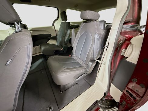 Used 2023 Chrysler Voyager LX image 25