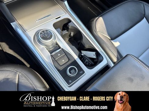 Used 2022 Ford Explorer XLT w/ Equipment Group 202A AWD/4WD image 27