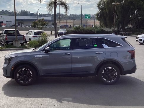 Used 2024 Kia Sorento S image 6