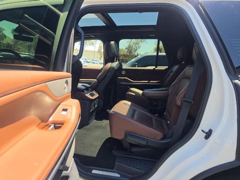 Used 2025 Lincoln Navigator Reserve AWD/4WD image 6
