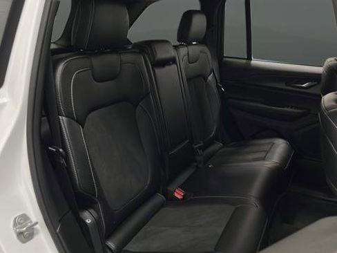 Used 2025 Jeep Grand Cherokee Altitude AWD/4WD image 25