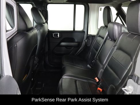 Used 2018 Jeep Wrangler Unlimited Sahara image 17