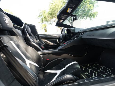 Used 2020 Lamborghini Aventador SVJ AWD/4WD image 90