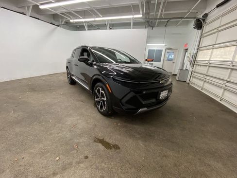 Used 2025 Chevrolet Equinox EV LT w/ Convenience Package image 8