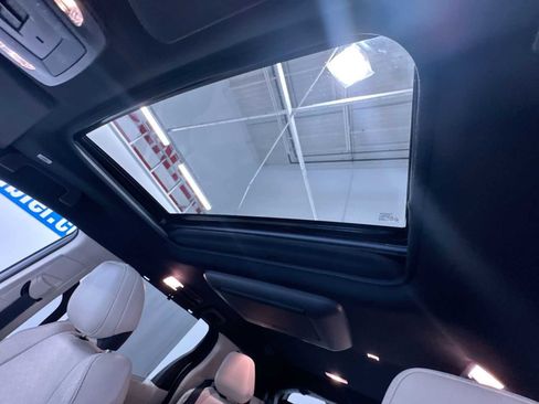 Used 2025 Toyota Sienna Limited image 42