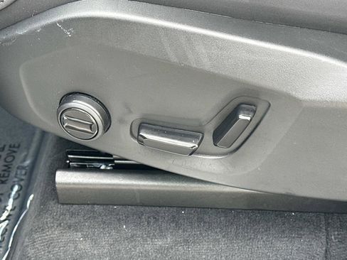 Certified 2025 Volvo XC90 B6 Plus image 18