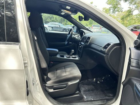 Used 2019 Jeep Grand Cherokee Laredo RWD image 14
