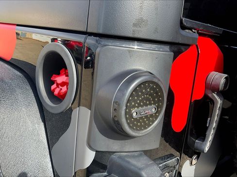 Used 2016 Jeep Wrangler Unlimited Rubicon w/ Connectivity Group image 28