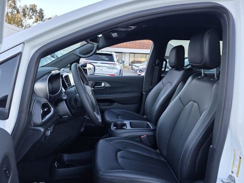 New 2026 Chrysler Pacifica Select image 9