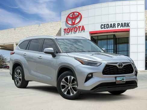 Used 2023 Toyota Highlander XLE FWD image 1