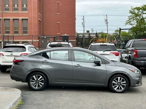 Used 2021 Nissan Versa SV FWD image 4